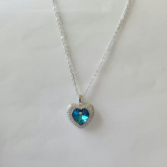 NWT  Blue crystal silver heart pendant necklace, adjustable 18" to 20". - Picture 3 of 7